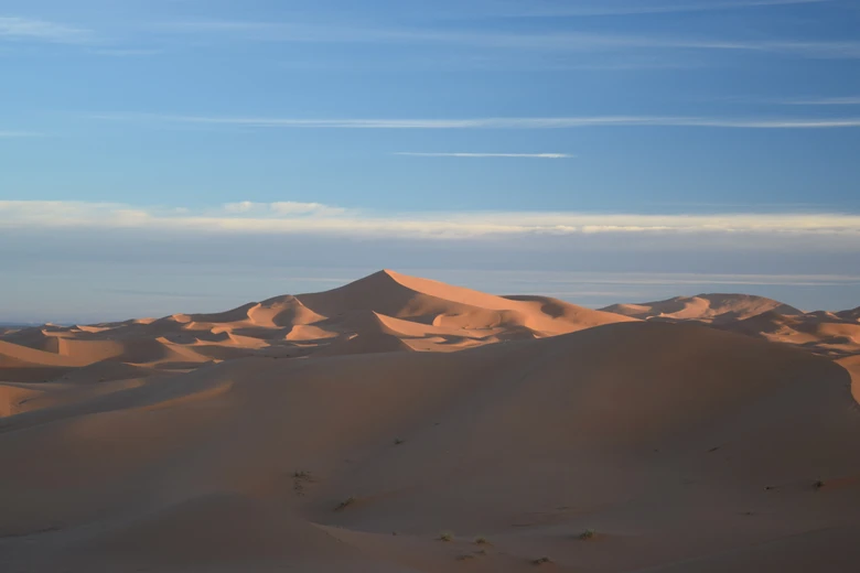 Nghiên cứu tập trung vào cồn cát sao Lala Lallia ở miền Đông Maroc, trên sa mạc Sahara. Cồn cát này nằm ở Erg Chebbi, cách thị trấn Merzouga khoảng 5km và gần biên giới Algeria. Lala Lallia cao khoảng 100m và rộng khoảng 700m, chứa hơn 5 triệu tấn cát.