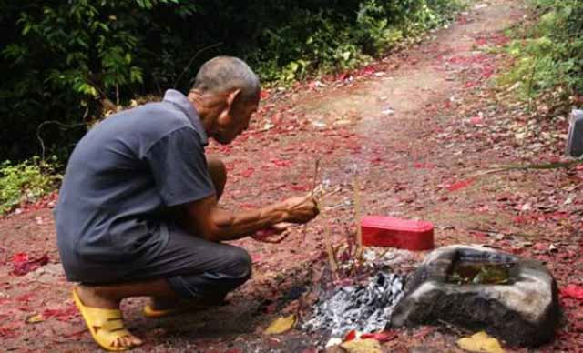 Dân làng xung quanh truyền miệng rằng ngọn núi bao quanh ngôi làng là "cấm địa" và tránh xa vì sợ rước họa.