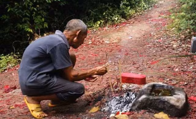 Dân làng xung quanh truyền miệng rằng ngọn núi bao quanh ngôi làng là "cấm địa" và tránh xa vì sợ rước họa.