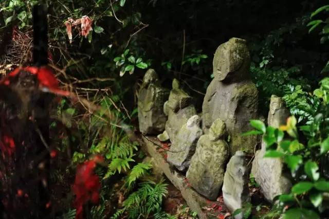 Cách đây 30 năm, sau những trận mưa lớn, dân làng bắt đầu thấy những bức tượng hình nhân bằng đá xuất hiện dưới chân núi.