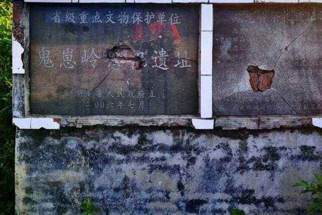 Một nhóm khảo cổ sau đó đã tiến hành điều tra và phát hiện ra hàng chục nghìn bức tượng đá, có niên đại từ thời Nghiêu và Thuấn, cho thấy đây là một địa điểm hiến tế rộng lớn.