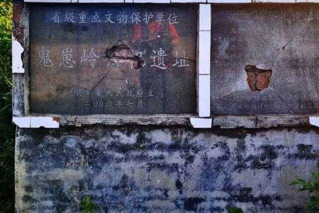 Một nhóm khảo cổ sau đó đã tiến hành điều tra và phát hiện ra hàng chục nghìn bức tượng đá, có niên đại từ thời Nghiêu và Thuấn, cho thấy đây là một địa điểm hiến tế rộng lớn.