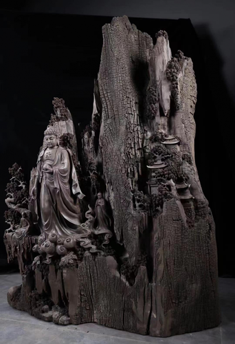 Thời cổ đại, các tác phẩm nghệ thuật chạm khắc từ gỗ âm trầm có giá trị vô cùng lớn. Hoàng đế triều đại nhà Thanh coi nó như là một vật liệu hoàng gia và người dân không thể sử dụng nó cho mục đích cá nhân của mình.