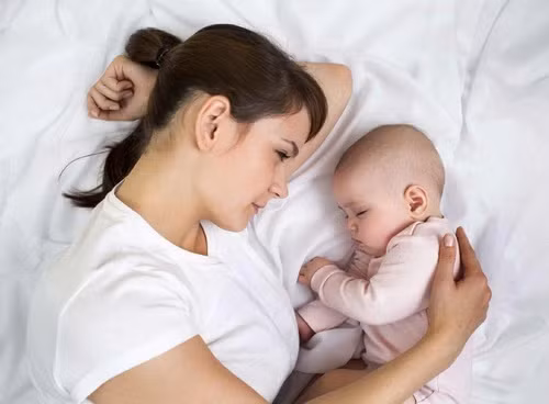 4. So với các loài linh trưởng khác, con người sinh con khi cơ thể chưa phát triển hoàn thiện, chỉ khoảng 20%. Điều này giúp người mẹ dễ dàng sinh nở hơn do tư thế đứng thẳng và bộ não lớn của bào thai.