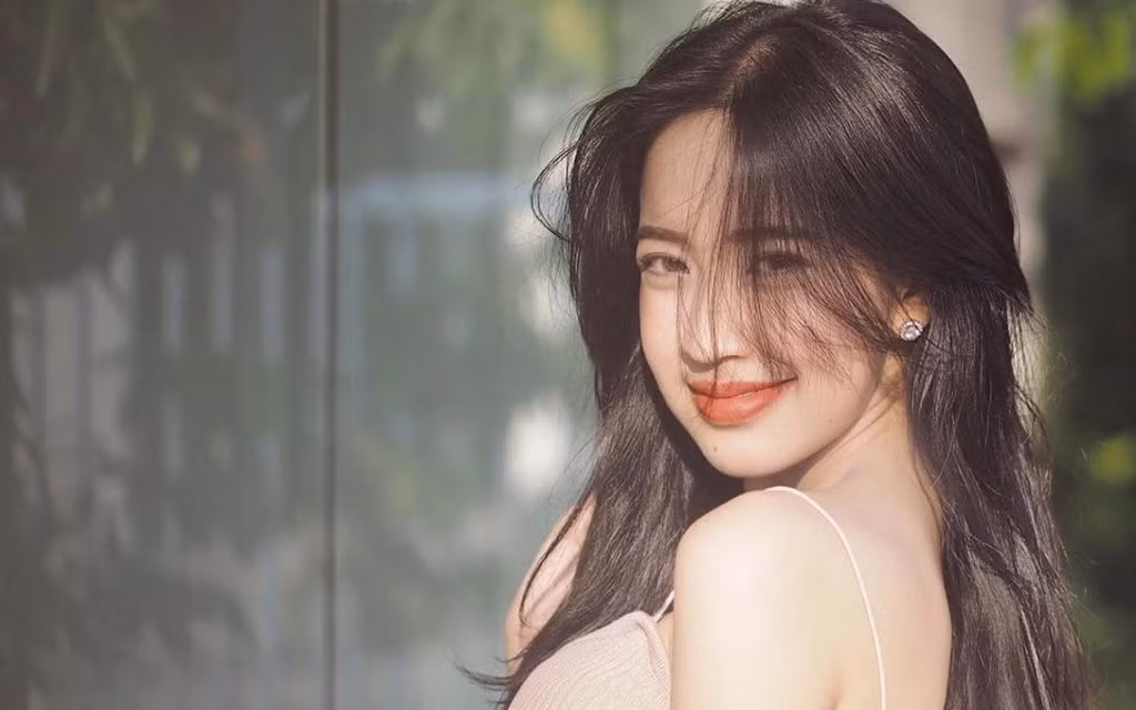 2. Ở các loài linh trưởng khác, tuyến vú của con cái chỉ phát triển trong giai đoạn nuôi con. Ngược lại, phụ nữ luôn có ngực đẫy đà do được lấp đầy các mô mỡ, không chỉ để nuôi con mà còn là biểu tượng hấp dẫn giới tính.