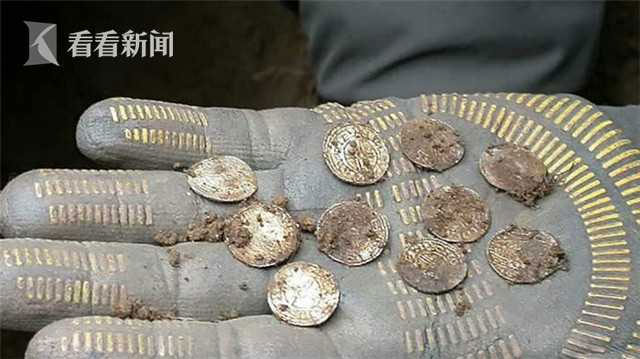 Paul ban đầu nghĩ mình đã đào ra một đống rác, nhưng sau đó phát hiện ra các đồng xu Anglo Saxon cổ. Số tiền xu đã được gửi đến Bảo tàng Anh để kiểm tra và lưu giữ, sau đó sẽ được đấu giá.