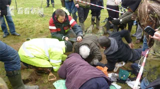 Ban đầu, Paul không có kế hoạch tham gia cuộc săn kho báu vì thiếu tiền xăng, nhưng sau đó anh đã thuyết phục con trai và một người bạn cùng chia sẻ chi phí. Hơn 100 người đã tham gia khai quật kho báu này.