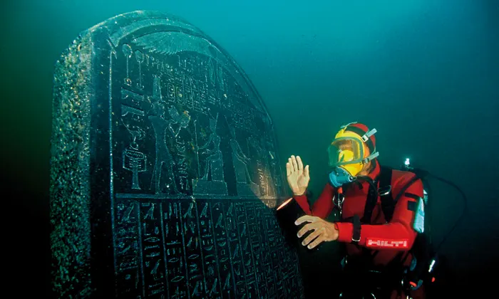 4. Thành phố Heracleion của Ai Cập: Cảng sầm uất với dân số khoảng 100.000 người dần bị bỏ hoang và chìm dưới nước. Được phát hiện vào đầu thế kỷ 20, các hiện vật khai quật cho thấy một văn hóa phong phú thời kỳ này.