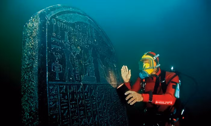 4. Thành phố Heracleion của Ai Cập: Cảng sầm uất với dân số khoảng 100.000 người dần bị bỏ hoang và chìm dưới nước. Được phát hiện vào đầu thế kỷ 20, các hiện vật khai quật cho thấy một văn hóa phong phú thời kỳ này.