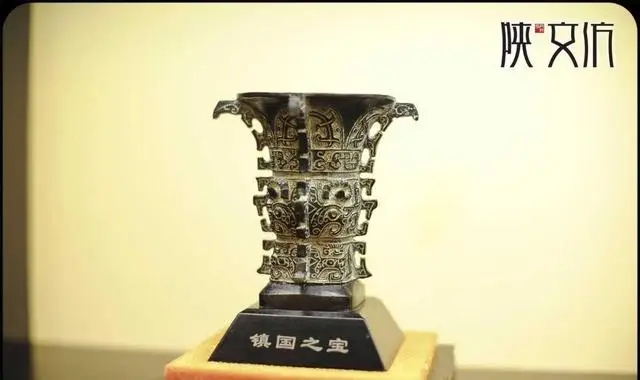 Chiếc bình sau đó được phát hiện bởi một nhân viên bảo tàng và chuyển về Bảo tàng Thành phố Bảo Kê. Chiếc bình cao 38,5 cm, nặng 14,6 kg, được trang trí tinh xảo.