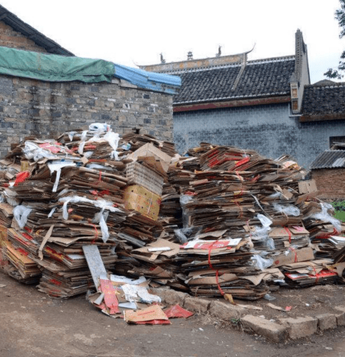 Tại trạm phế liệu, cô Khương đập nhỏ khối sắt để thuận tiện vận chuyển. Tuy nhiên, việc này đã làm lộ ra nhiều mảnh vỡ có dấu hiệu của bảo vật quốc gia. Cô đã bán những mảnh này cho một cửa hàng đồ cổ với giá rẻ.