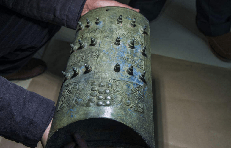 Họ liên hệ với cơ quan chức năng, và các nhà nghiên cứu đã xác định rằng những mảnh vỡ này là từ một món nhạc cụ bằng đồng cổ có tuổi đời hơn 3.000 năm, được biết đến với tên gọi "Vĩnh Trọng" từ thời Xuân Thu.