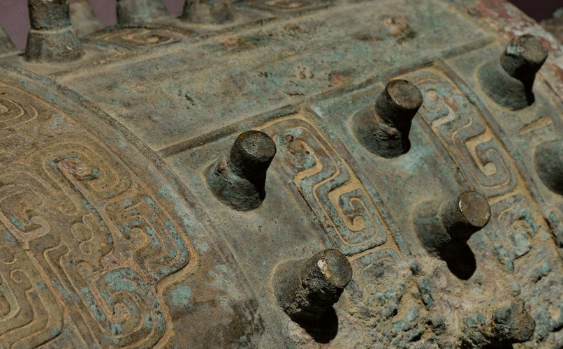 Trong một trường hợp tương tự, cô Khương là một lao công chăm chỉ với công việc dọn dẹp rác thải ven sông trong thành phố Kim Hoa, Trung Quốc. Một ngày năm 2000, trong quá trình làm việc, cô vô tình phát hiện một khối sắt lớn ở bờ sông. Cô quyết định mang nó đến trung tâm xử lý rác thải để bán.