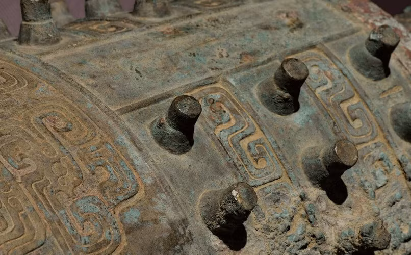 Trong một trường hợp tương tự, cô Khương là một lao công chăm chỉ với công việc dọn dẹp rác thải ven sông trong thành phố Kim Hoa, Trung Quốc. Một ngày năm 2000, trong quá trình làm việc, cô vô tình phát hiện một khối sắt lớn ở bờ sông. Cô quyết định mang nó đến trung tâm xử lý rác thải để bán.