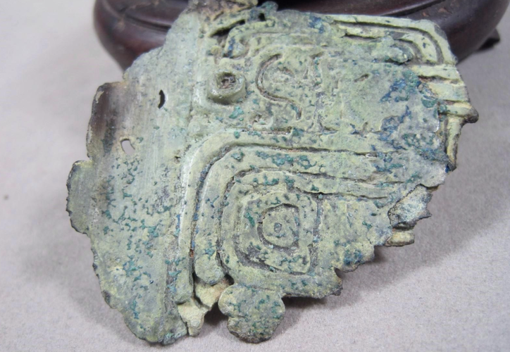 Sau đó, nhân viên cửa hàng nhận ra tính quý hiếm của những mảnh vỡ và cảnh báo cô về việc phá hủy di vật văn hóa.