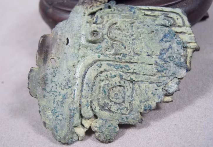 Sau đó, nhân viên cửa hàng nhận ra tính quý hiếm của những mảnh vỡ và cảnh báo cô về việc phá hủy di vật văn hóa.