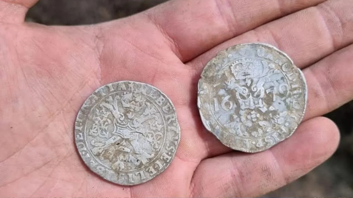 Antoni Jaczewski là một ẩn sĩ, nhà thám hiểm giả mạo, lừa gạt người dân ở Kielce bằng cách tuyên bố có khả năng chữa bệnh từ mẹ của Chúa. Người dân trả cho ông ta bằng vàng và bạc.