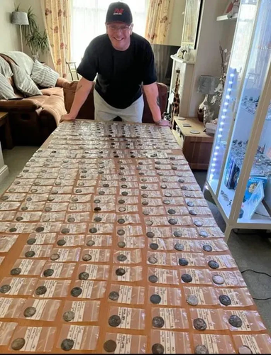 Theo luật, Mickey, đến từ Bournemouth, Dorset phải chia số tiền thu được theo tỷ lệ 50/50 với chủ đất. Ông cho biết mặc dù tiền là một phần thưởng, nhưng điều quan trọng hơn là về lịch sử và việc bảo quản đồng xu.