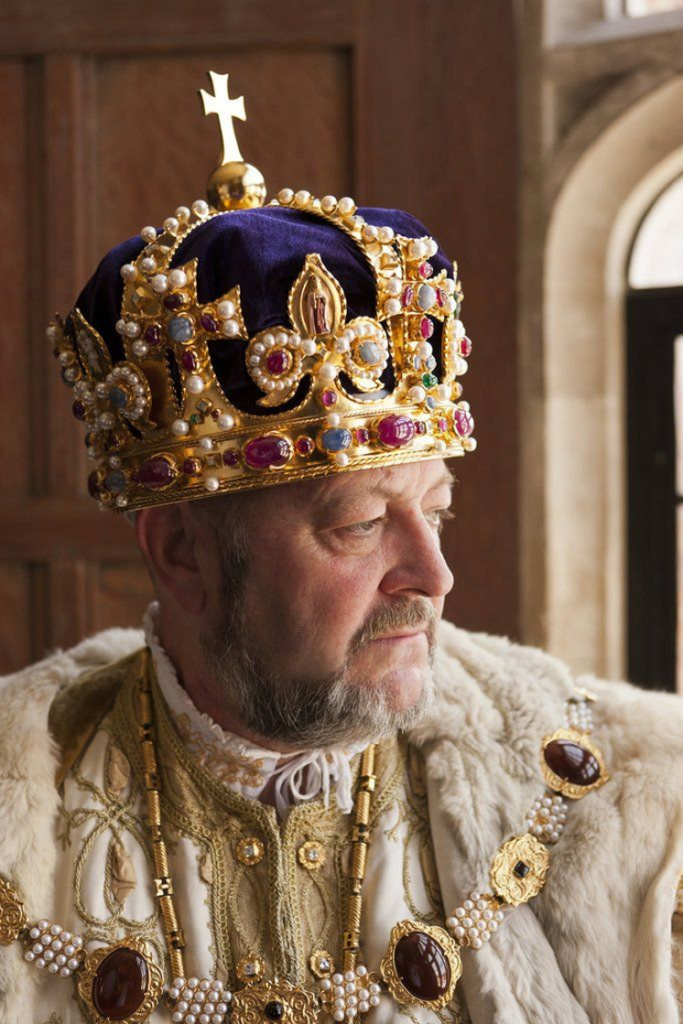 Vương miện này được vua Henry VIII đội khi lên ngôi năm 1509 và trong lễ cưới với Anne xứ Cleves năm 1540.