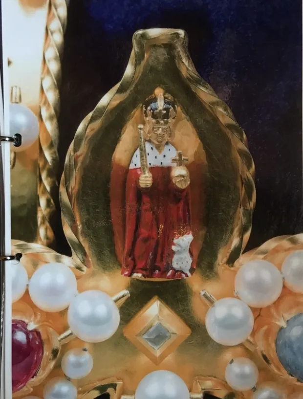 Anh tưởng tượng đó có thể là một tờ giấy bạc nhàu nát hoặc một nắp chai sữa bằng vàng.