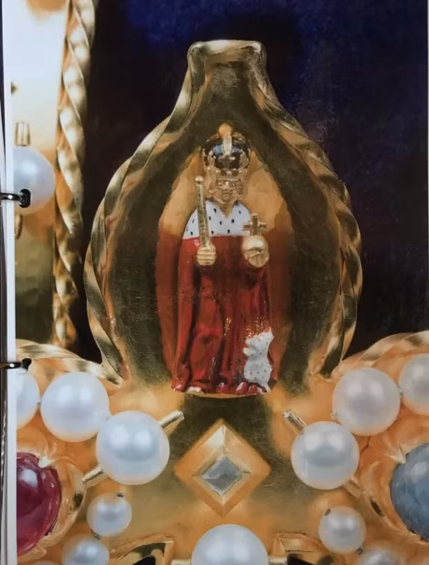 Anh tưởng tượng đó có thể là một tờ giấy bạc nhàu nát hoặc một nắp chai sữa bằng vàng.