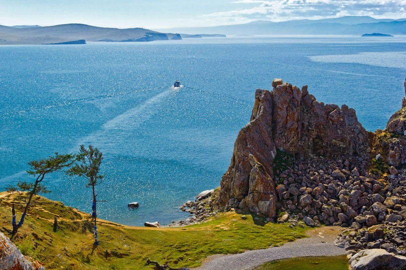 8. Baikal (Nga): Hồ Baikal ở Siberia, Nga, là hồ nước cổ nhất, rộng nhất và sâu nhất thế giới, với vẻ đẹp thiên nhiên độc đáo và đa dạng sinh học. UNESCO đã công nhận Baikal là Di sản Thế giới từ năm 1996.