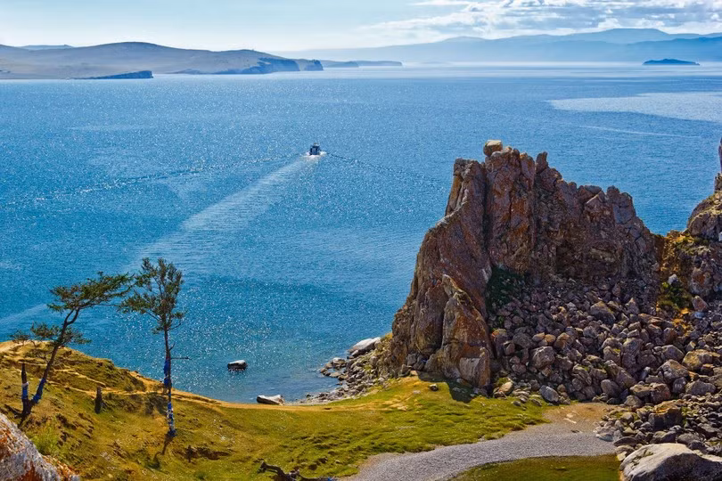 8. Baikal (Nga): Hồ Baikal ở Siberia, Nga, là hồ nước cổ nhất, rộng nhất và sâu nhất thế giới, với vẻ đẹp thiên nhiên độc đáo và đa dạng sinh học. UNESCO đã công nhận Baikal là Di sản Thế giới từ năm 1996.