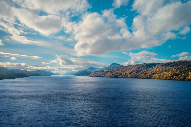 4. Loch Ness (Scotland): Nổi tiếng với huyền thoại về "quái vật hồ Loch Ness", Loch Ness là một trong những hồ lớn và sâu nhất Scotland.