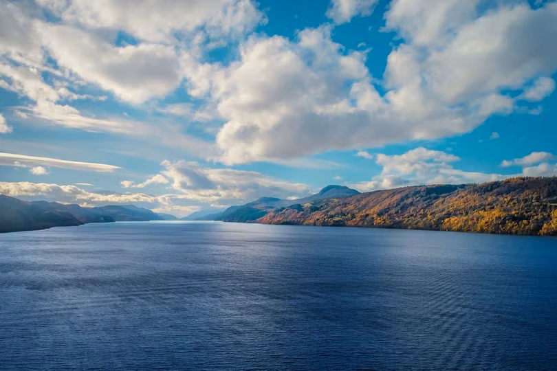 4. Loch Ness (Scotland): Nổi tiếng với huyền thoại về "quái vật hồ Loch Ness", Loch Ness là một trong những hồ lớn và sâu nhất Scotland.