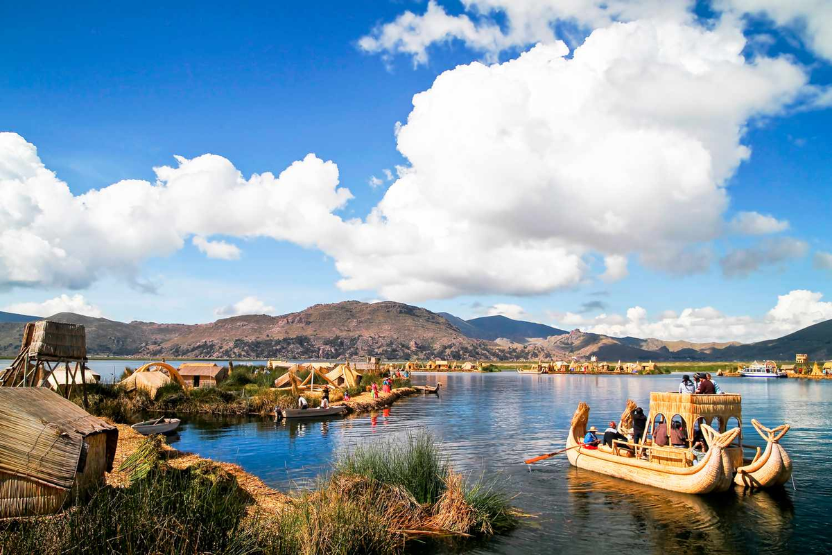5. Titicaca (Peru và Bolivia): Titicaca là hồ cao nhất thế giới, nổi tiếng với vẻ đẹp huyền bí và cảnh quan độc đáo trên quần đảo Isla del Sol.