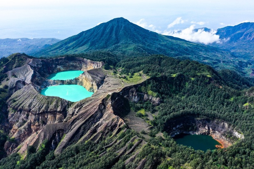 2. Kelimutu (Indonesia): Nằm trên miệng núi lửa ở Indonesia, Kelimutu là hồ ba màu bí ẩn với khả năng đổi màu độc đáo.