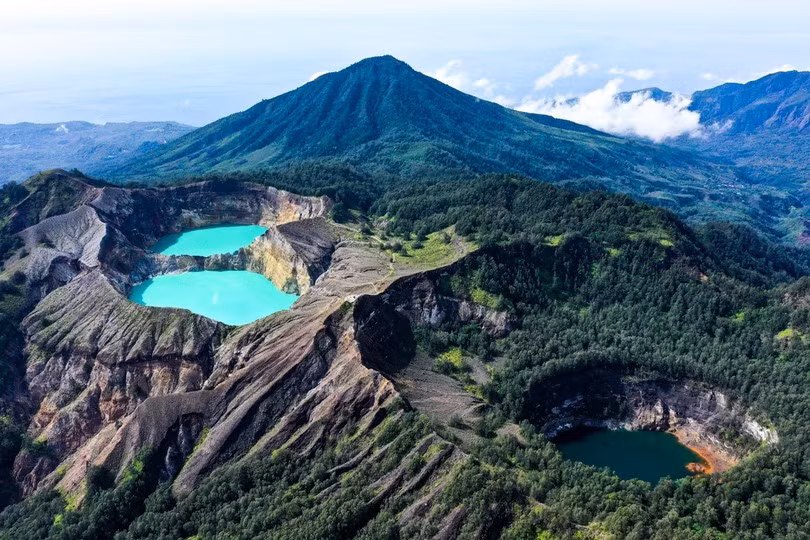 2. Kelimutu (Indonesia): Nằm trên miệng núi lửa ở Indonesia, Kelimutu là hồ ba màu bí ẩn với khả năng đổi màu độc đáo.