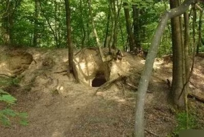 Những dấu tích này gợi ý về một nền văn minh của những người nhỏ bé, không còn bất cứ câu chuyện hay lời đồn nào về họ.