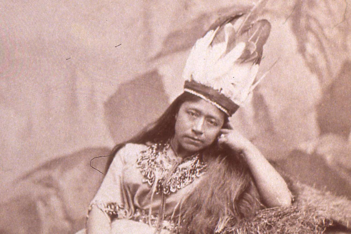 Bà Sarah Winnemucca Hopkins, con gái tộc trưởng người Anh-điêng Paiute, kể về một chủng người vạm vỡ, cao lớn, tóc đỏ, thường đánh chiếm và ăn thi thể người Paiute, nhưng họ đã bị đánh bại vào thế kỷ 19.