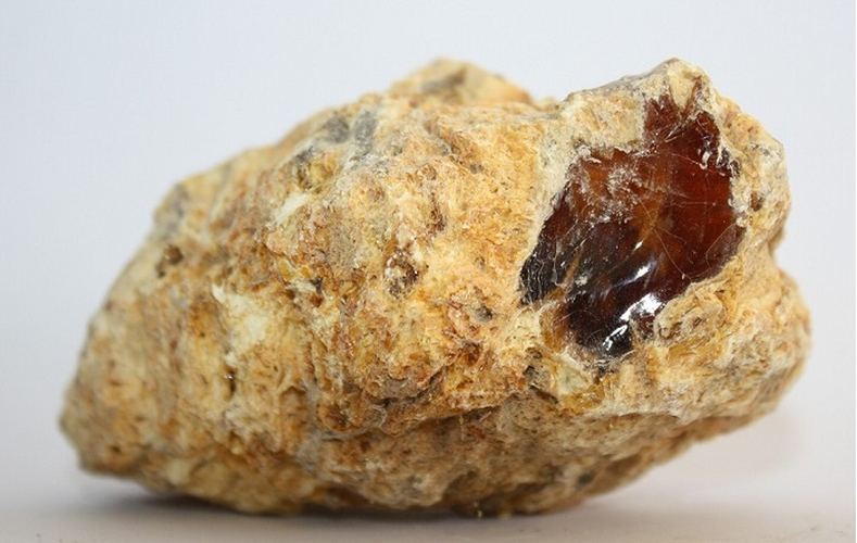 Long diên hương, hay còn được biết đến với tên gọi khác như nước bọt rồng, hay "vàng nổi" là một trong những chất tự nhiên hiếm có giá trị cao nhất trên thế giới.