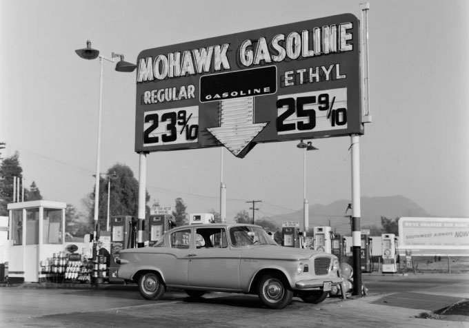 Mặc dù đã biết độc tính của chì, nhưng Ethyl vẫn được sử dụng rộng rãi. Các công nhân sản xuất Ethyl nhanh chóng chịu ảnh hưởng tiêu cực, và bản thân Midgley cũng bị nhiễm độc chì. Tác động lâu dài của chì trong xăng đã gây hại nghiêm trọng cho sức khỏe con người, đặc biệt là trẻ em, và ước tính khoảng 1 triệu người chết mỗi năm vì ngộ độc chì.