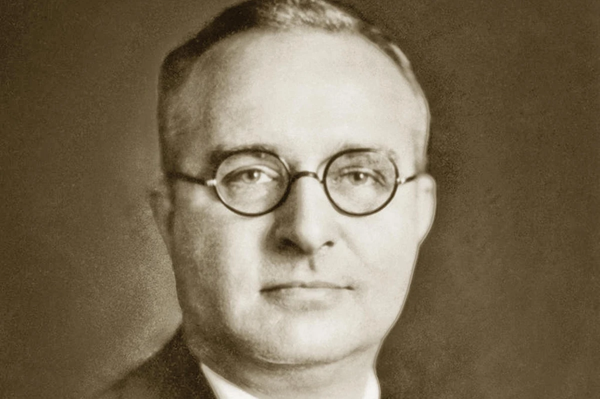 Thomas Midgley Jr., nhà phát minh người Mỹ, đã được ca ngợi vào đầu thế kỷ 20 vì hai phát minh nổi bật: xăng pha chì và chất làm lạnh CFC.