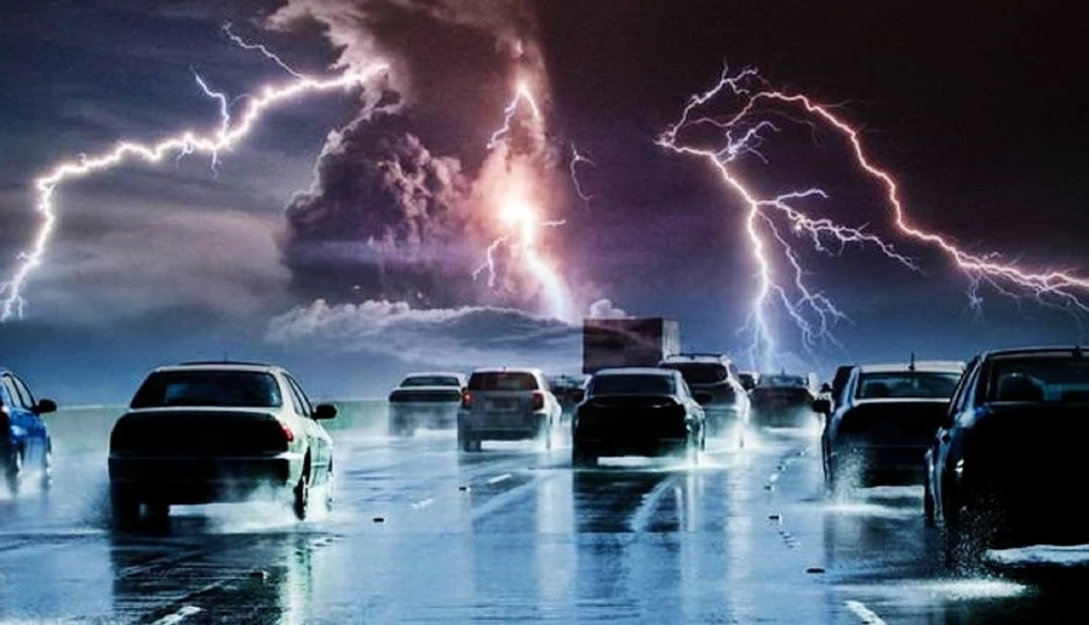 5. Lốp xe không bảo vệ bạn khỏi sét: Lốp xe không thể bảo vệ bạn khỏi sét. Điều khiến ô tô trở thành nơi trú ẩn an toàn là việc nó được che chắn ở mọi phía, không phải là lốp xe.