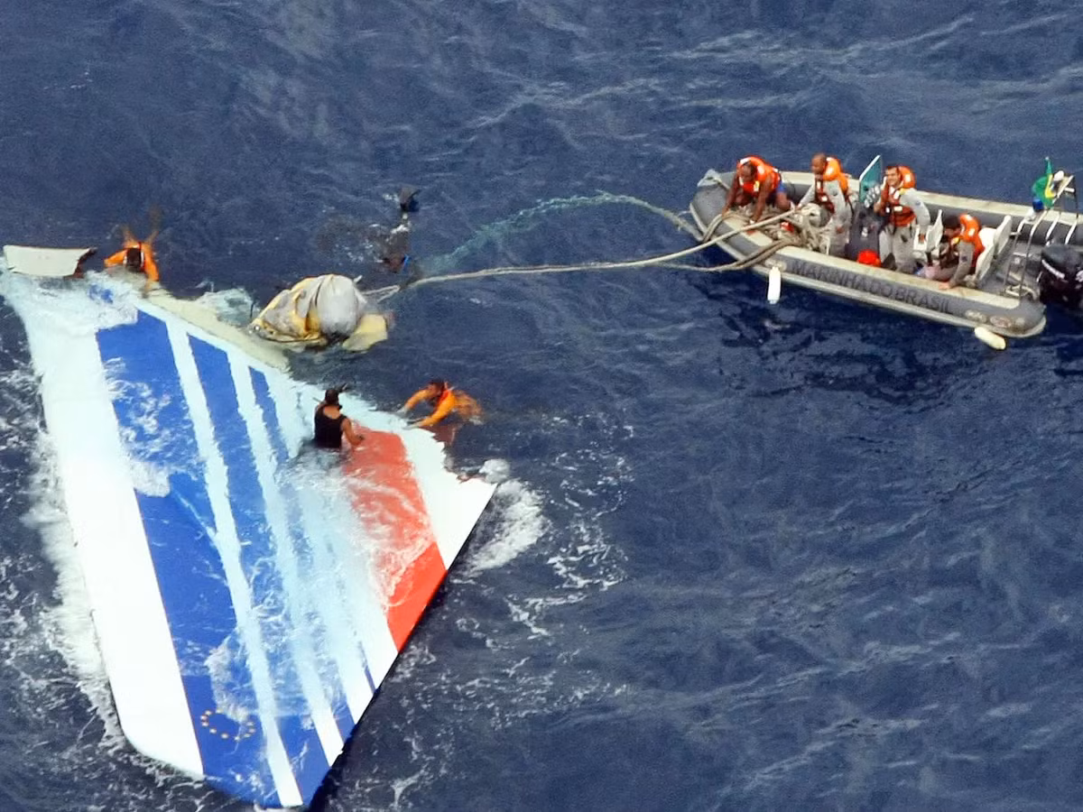 7. Ngày 1/6/2009: Chuyến bay Air France 447 rơi xuống Đại Tây Dương, khiến 228 người thiệt mạng do phi công không khắc phục được sau khi hệ thống theo dõi tốc độ trục trặc. Vụ việc thúc đẩy đào tạo lại các phi công lái máy bay theo cách thủ công.