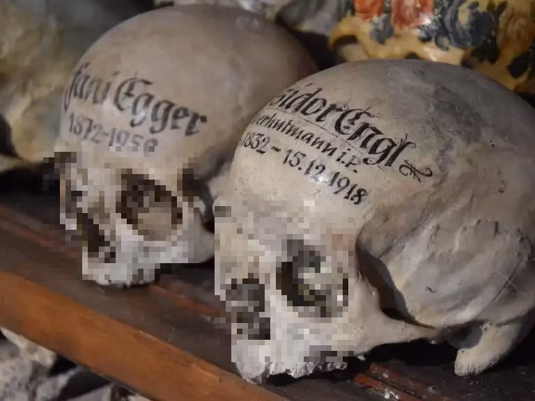 Từ năm 1720, người dân bắt đầu vẽ lên hộp sọ với các hình trang trí biểu tượng, ngày tháng năm sinh và ngày mất để tưởng nhớ người đã khuất. Hiện Beinhaus Hallstatt lưu trữ hơn 1.200 hộp sọ, 610 trong số đó được vẽ tinh tế, tạo nên bộ sưu tập hộp sọ tô vẽ lớn nhất châu Âu