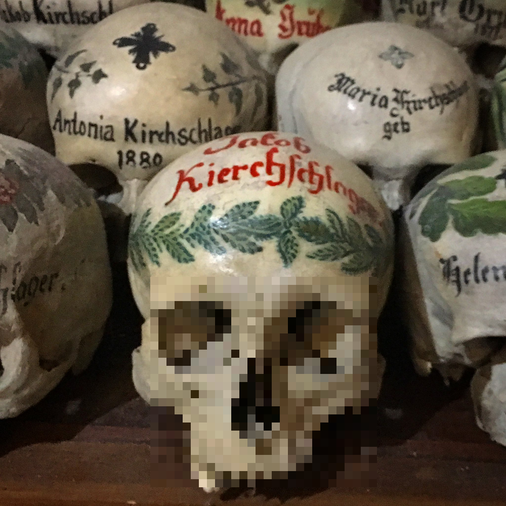 Truyền thống vẽ hộp sọ tuân theo quy trình cụ thể, từ làm sạch, phơi khô đến vẽ bằng màu xanh lá cây và đỏ với các hình hoa lá, chữ thập và chữ Latin. Các hình hoa biểu tượng cho những ý nghĩa như cuộc sống, vinh quang, chiến thắng và tình yêu.