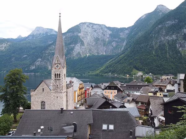 Mỗi năm, du khách từ khắp nơi đến Hallstatt để thưởng ngoạn cảnh đẹp và chiêm ngưỡng bộ sưu tập hộp sọ nghệ thuật tại hầm Beinhaus Hallstatt.