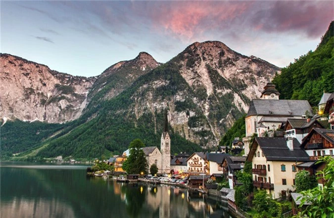 Hallstatt, một trong những ngôi làng đẹp nhất thế giới, nằm giữa dãy núi Alps và bên cạnh hồ nước xanh thẳm.