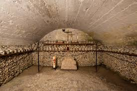 Trong một hầm lưu trữ tại ngôi làng Hallstatt ở Áo, hơn 600 hộp sọ người được trang trí độc đáo và lưu giữ nguyên vẹn qua nhiều thế kỷ.