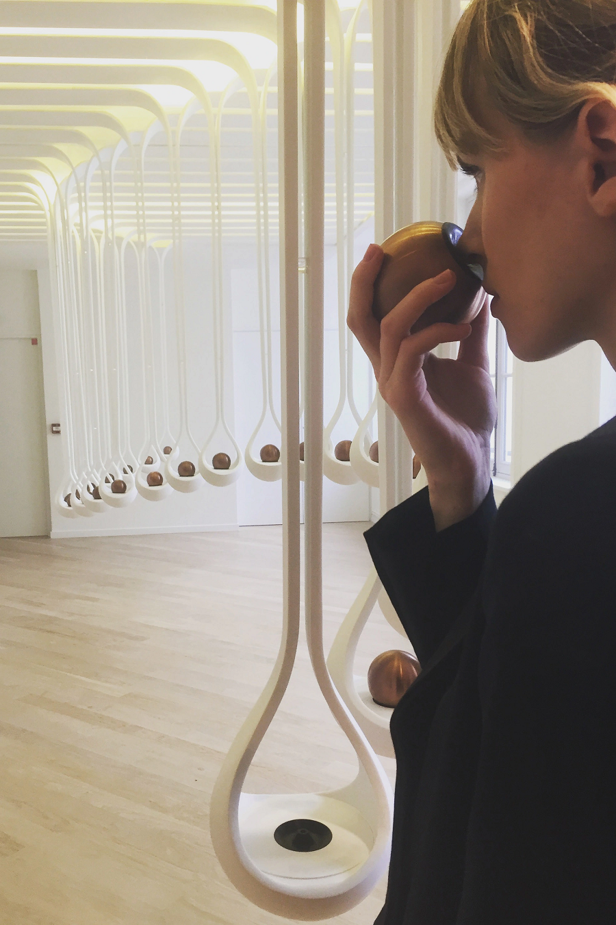 Được thiết kế dành riêng cho bảo tàng nước hoa danh tiếng của Paris, Scent Drops mang đến cho du khách cơ hội hiếm có để khám phá 25 thành phần quan trọng nhất trong việc chế tạo mùi hương.