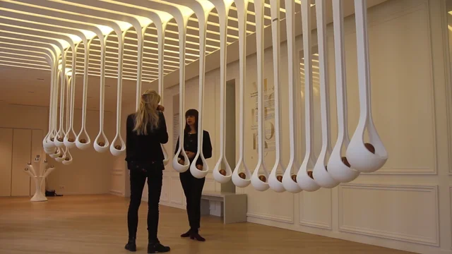 Lấy cảm hứng từ hình ảnh những giọt nước hoa lơ lửng trong không gian, trải nghiệm này mời gọi người thưởng ngoạn bước vào một không gian đầy mê hoặc và hương thơm.