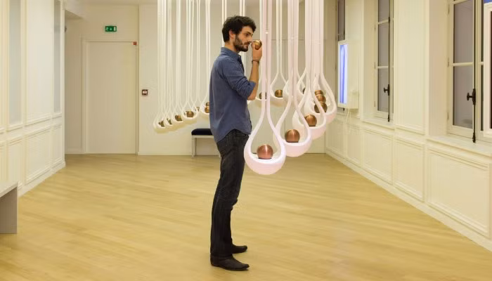 Với Scent Drops, du khách không chỉ ngửi mà còn có thể tương tác với mùi hương. Bạn chỉ cần xoay quả cầu để chọn ngôn ngữ mong muốn, sau đó nhấc quả cầu ra khỏi "nôi" để thưởng thức mùi hương bên trong. Cùng lúc đó, quả cầu sẽ tự động giới thiệu các thành phần mùi hương và kể một câu chuyện thú vị, dẫn dắt bạn vào thế giới huyền bí của nước hoa.