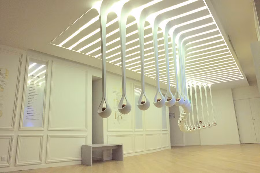 Liệu trong tương lai, chúng ta có thể sở hữu một lọ nước hoa thông minh đến mức nó có thể tự động gợi ý mùi hương phù hợp với thời tiết hay tâm trạng của chúng ta? Scent Drops chính là bước đầu tiên trên con đường hiện thực hóa điều đó.