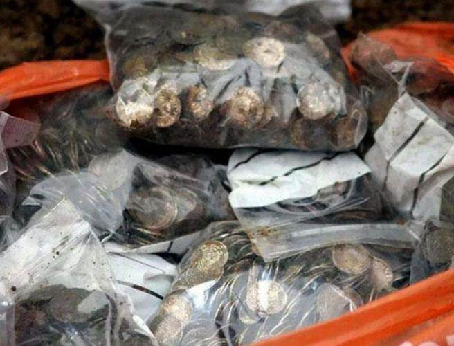 Chuyên gia tin rằng các đồng xu này có tuổi đời hơn 1.000 năm và được chôn vùi sau trận chiến Hastings năm 1066. Mỗi đồng xu được đánh giá có giá trị lên đến 7,7 triệu đồng.