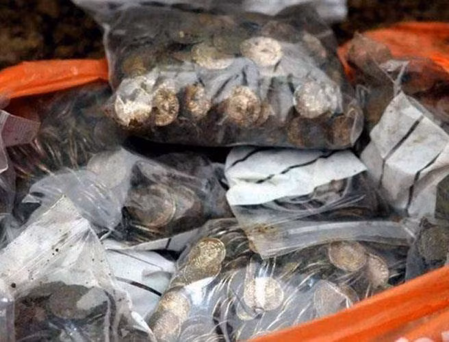 Chuyên gia tin rằng các đồng xu này có tuổi đời hơn 1.000 năm và được chôn vùi sau trận chiến Hastings năm 1066. Mỗi đồng xu được đánh giá có giá trị lên đến 7,7 triệu đồng.